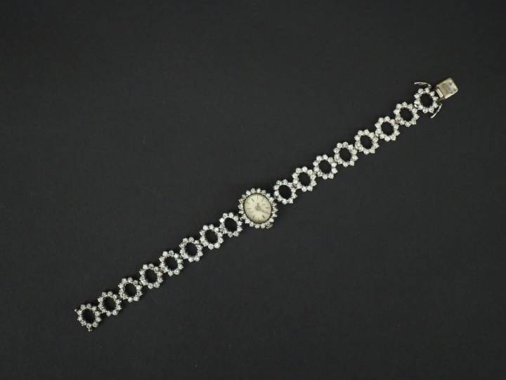 	Montre bracelet de dame en or blanc et diamants. Cadran ovale à index