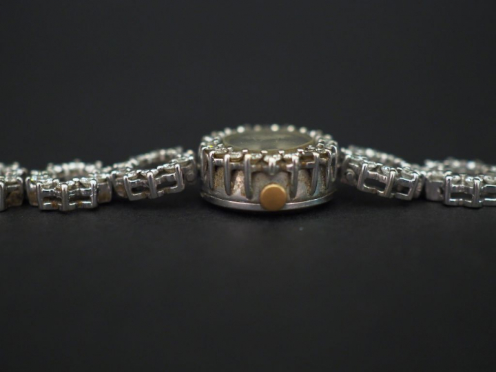 	Montre bracelet de dame en or blanc et diamants. Cadran ovale à index