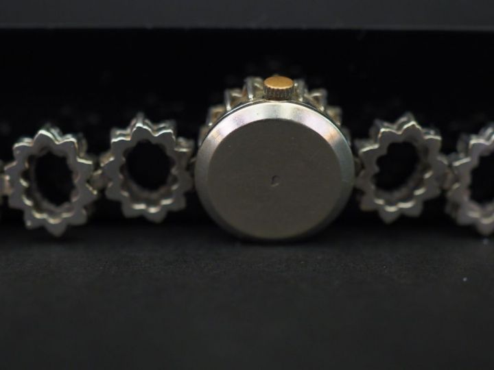 	Montre bracelet de dame en or blanc et diamants. Cadran ovale à index