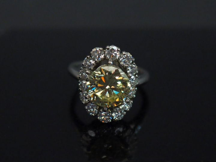 MELLERIO Bague marguerite en platine, sertie en son centre d’un diaman