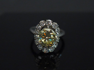 Vente aux enchères MELLERIO Bague marguerite en platine, sertie en son centre d’un diaman