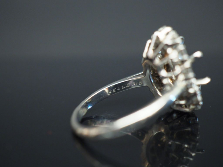 MELLERIO Bague marguerite en platine, sertie en son centre d’un diaman