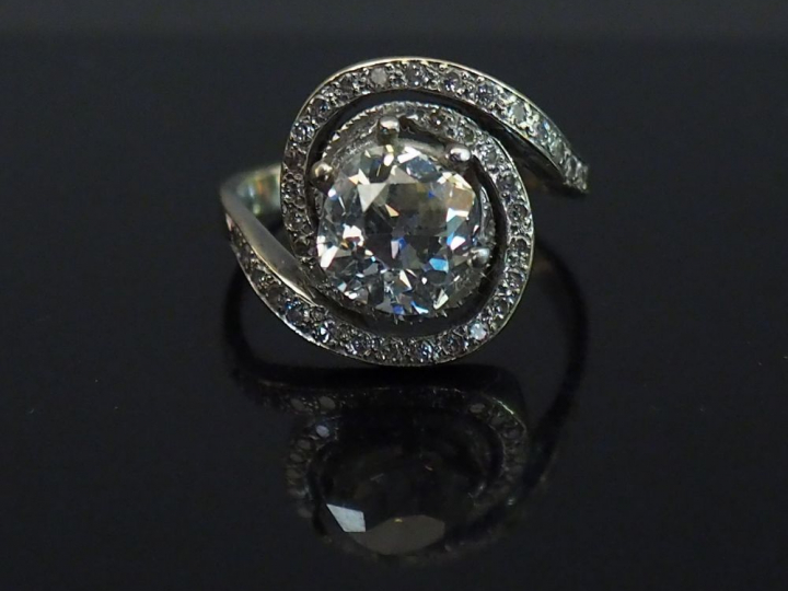 Bague dite "tourbillon" en or blanc, sertie en son centre d'un diamant