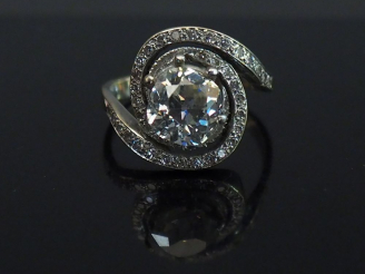 Vente aux enchères Bague dite "tourbillon" en or blanc, sertie en son centre d'un diamant