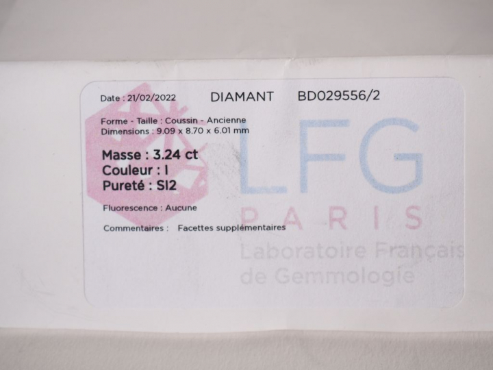 Bague dite "tourbillon" en or blanc, sertie en son centre d'un diamant