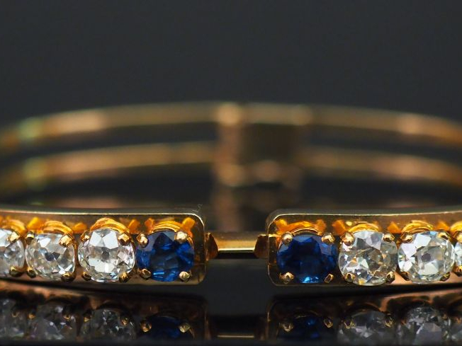 VENDOME  Bracelet jonc double rangs en or jaune, serti en son centre d