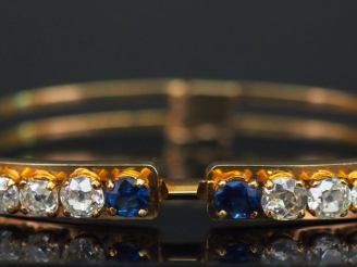 Vente aux enchères VENDOME  Bracelet jonc double rangs en or jaune, serti en son centre d