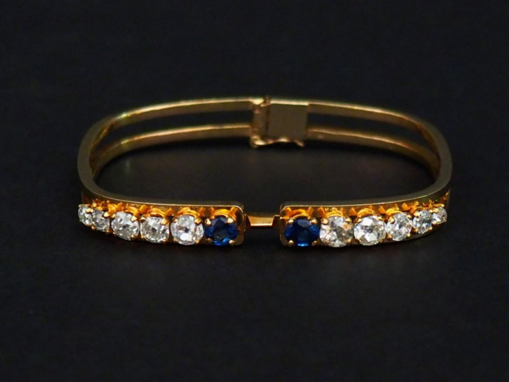 VENDOME  Bracelet jonc double rangs en or jaune, serti en son centre d