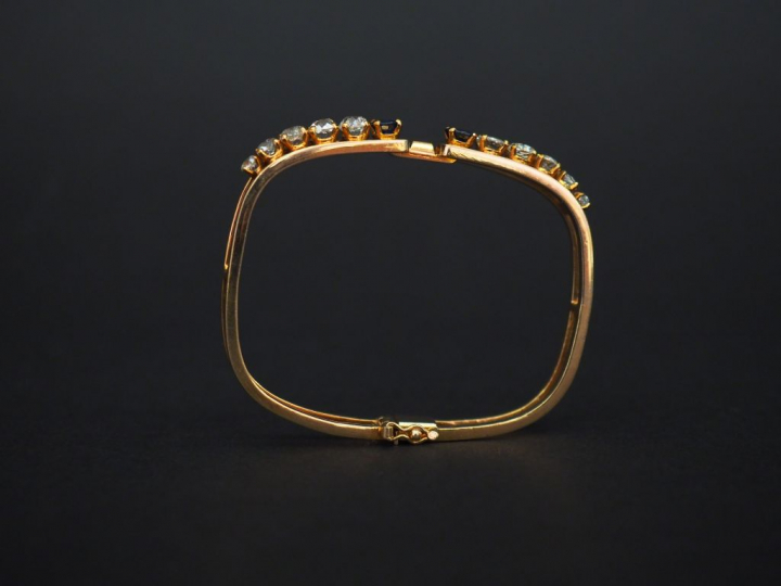 VENDOME  Bracelet jonc double rangs en or jaune, serti en son centre d