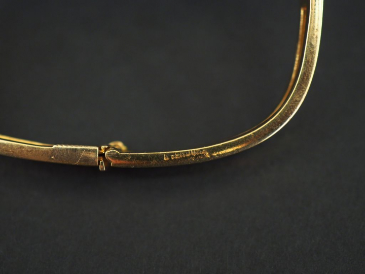 VENDOME  Bracelet jonc double rangs en or jaune, serti en son centre d