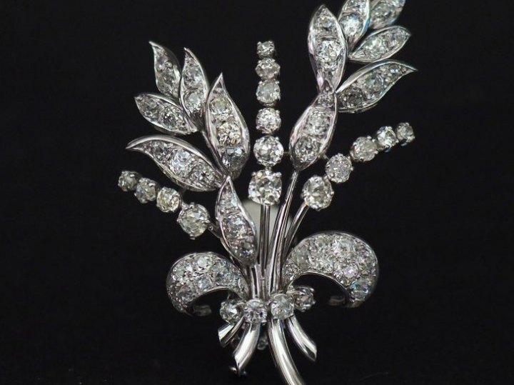 	Broche en or blanc en forme de gerbe de fleurs, sertie de diamants ta
