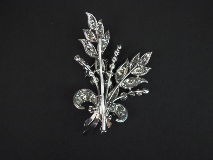 	Broche en or blanc en forme de gerbe de fleurs, sertie de diamants ta