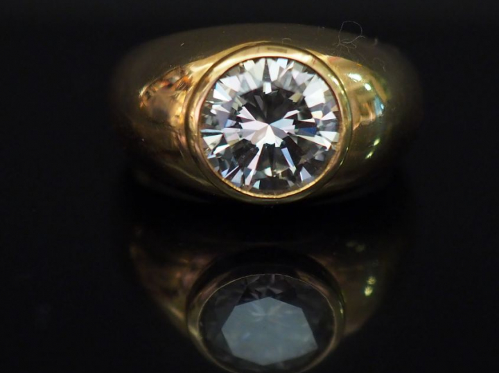 Bague dôme en or jaune, ornée en serti clos d’un diamant taille ancien