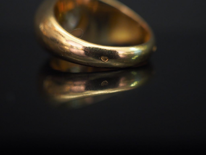 Bague dôme en or jaune, ornée en serti clos d’un diamant taille ancien