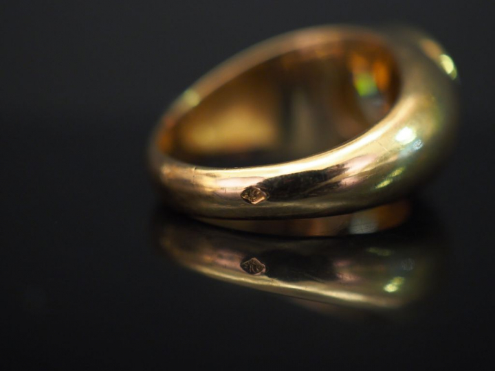 Bague dôme en or jaune, ornée en serti clos d’un diamant taille ancien