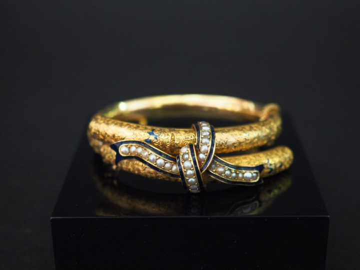 	Bracelet articulé Napoléon III en or jaune, perles et émail bleu nuit
