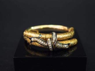 Vente aux enchères 	Bracelet articulé Napoléon III en or jaune, perles et émail bleu nuit