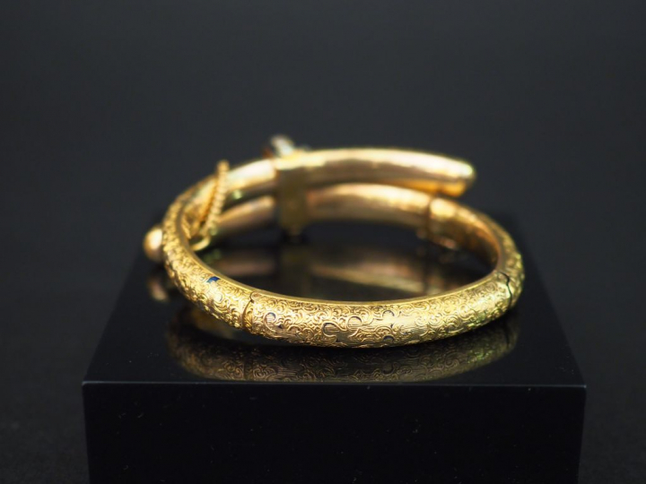 	Bracelet articulé Napoléon III en or jaune, perles et émail bleu nuit