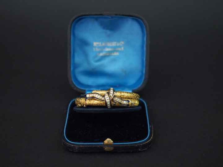 	Bracelet articulé Napoléon III en or jaune, perles et émail bleu nuit