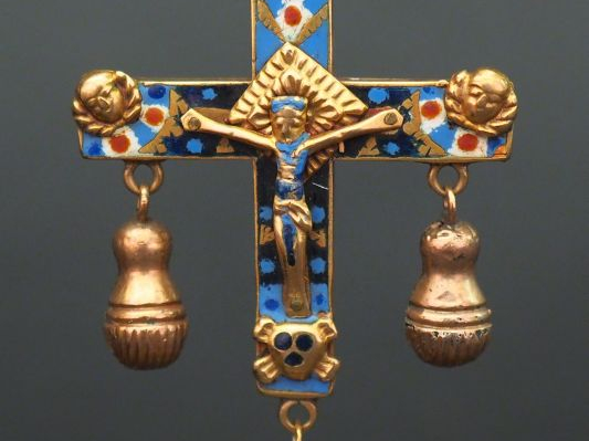 Pendentif en or jaune et émail polychrome figurant un Christ en Croix.
