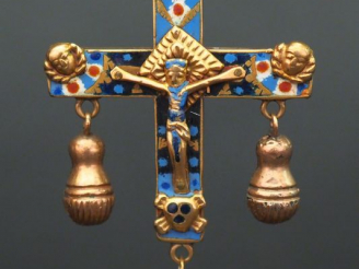 Vente aux enchères Pendentif en or jaune et émail polychrome figurant un Christ en Croix.