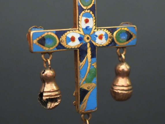 Pendentif en or jaune et émail polychrome figurant un Christ en Croix.