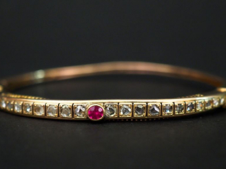 Vente aux enchères 	Bracelet jonc Napoléon III en or jaune 14K, sertie d’une ligne de pet