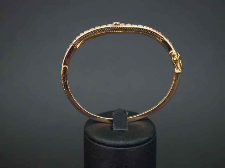 	Bracelet jonc Napoléon III en or jaune 14K, sertie d’une ligne de pet