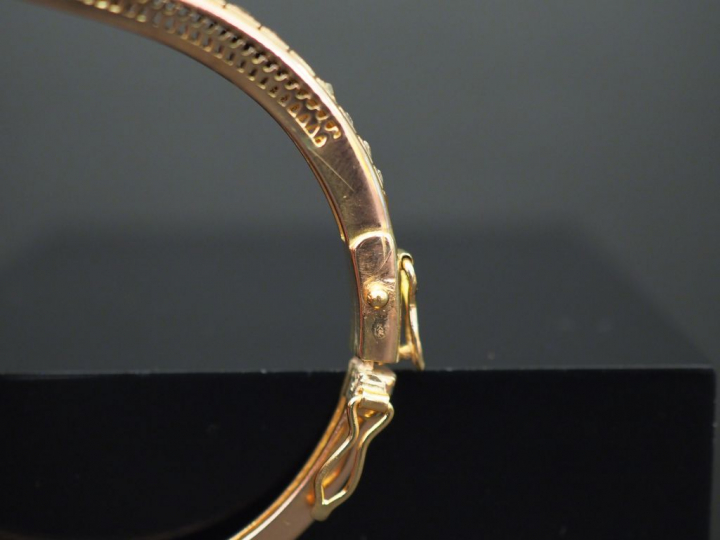	Bracelet jonc Napoléon III en or jaune 14K, sertie d’une ligne de pet
