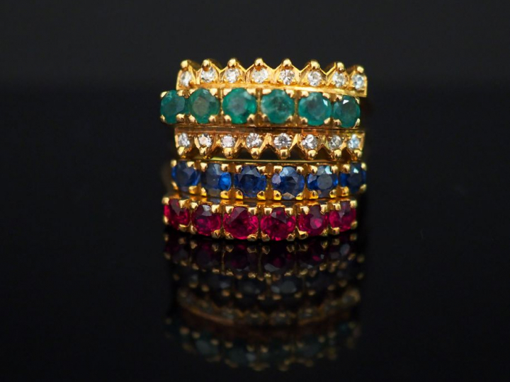 Bague à transformations, composée de deux anneaux formant la base sert