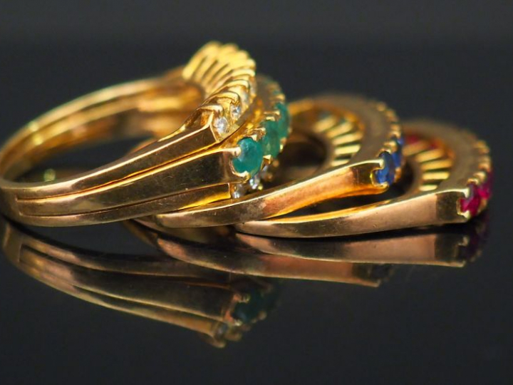 Bague à transformations, composée de deux anneaux formant la base sert