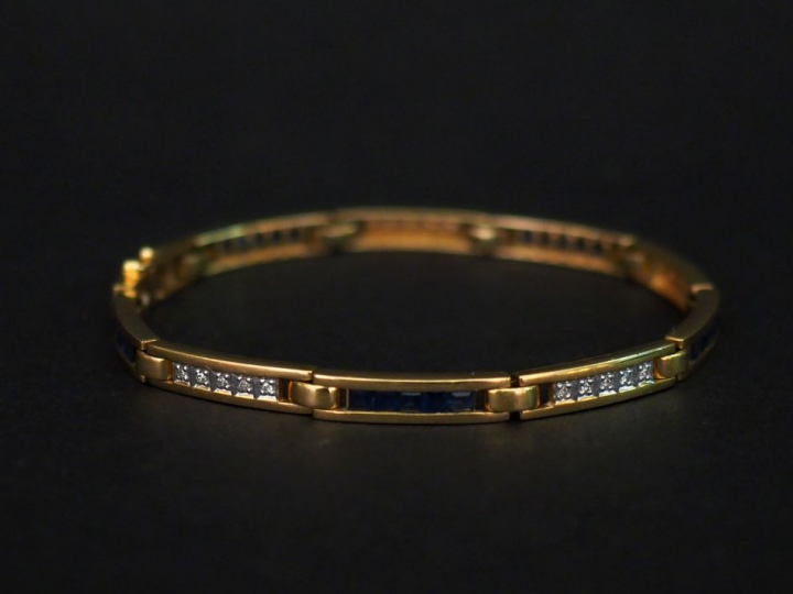 Bracelet articulé en or jaune, à décor de maillons rectangulaires sert