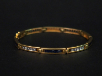 Vente aux enchères Bracelet articulé en or jaune, à décor de maillons rectangulaires sert