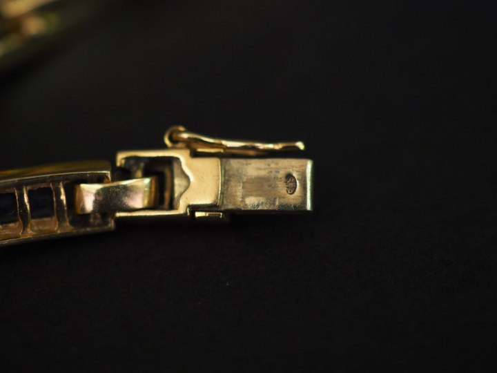 Bracelet articulé en or jaune, à décor de maillons rectangulaires sert