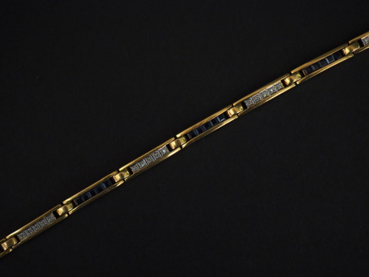Bracelet articulé en or jaune, à décor de maillons rectangulaires sert