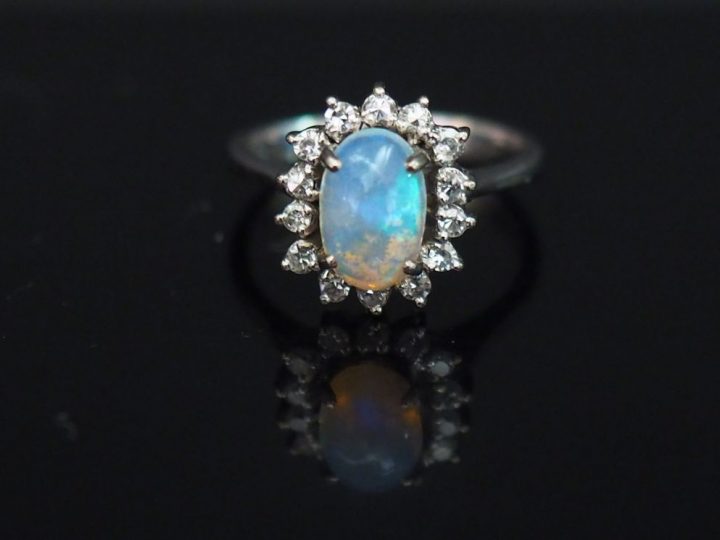 	Petite bague marguerite en or blanc 14K, sertie en son centre d’une o