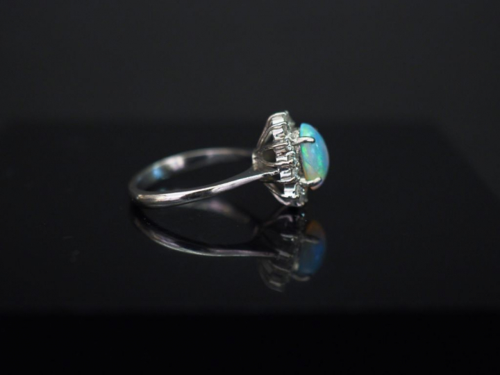 	Petite bague marguerite en or blanc 14K, sertie en son centre d’une o