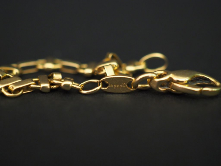 	LA PEPICA Bracelet souple en or jaune, à décor de deux diamants et d’