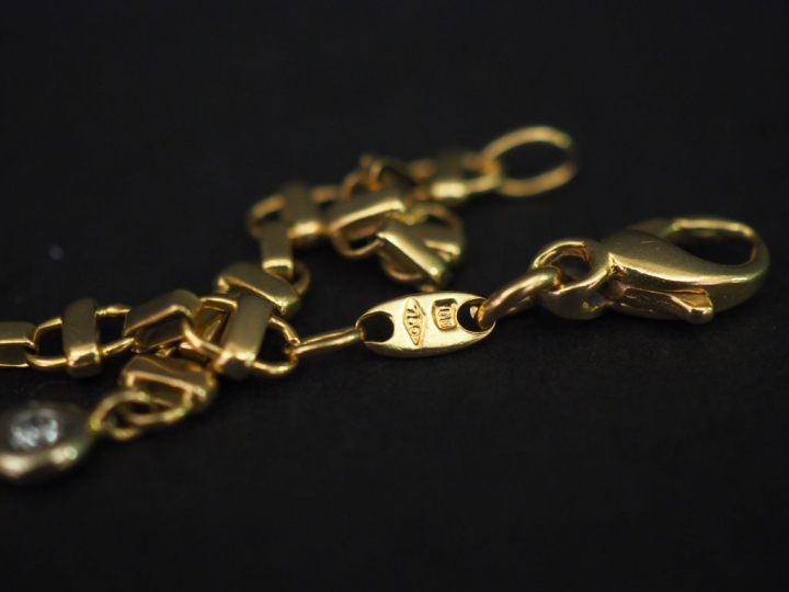 	LA PEPICA Bracelet souple en or jaune, à décor de deux diamants et d’