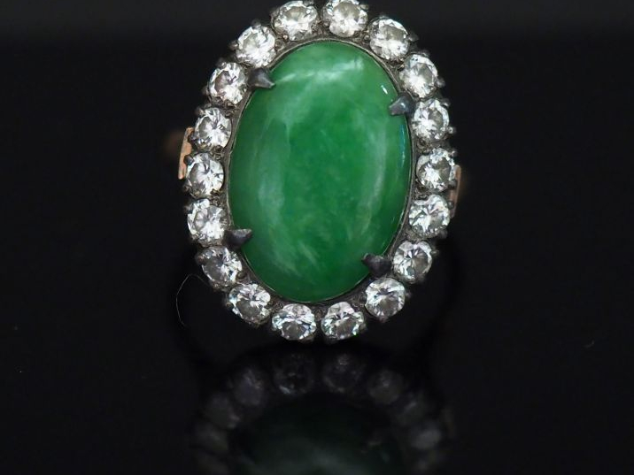 	Bague marguerite en or jaune, sertie en son centre de jadéite en cabo