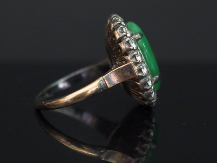 	Bague marguerite en or jaune, sertie en son centre de jadéite en cabo