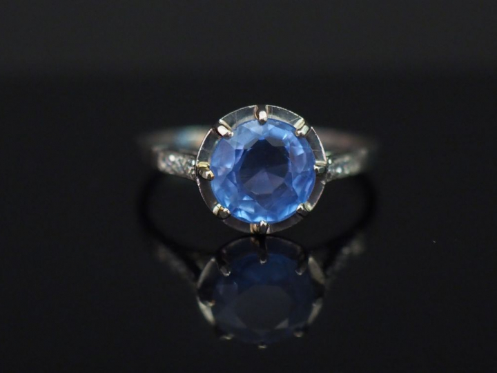 Bague en platine, sertie en son centre d’un saphir épaulé sur la montu