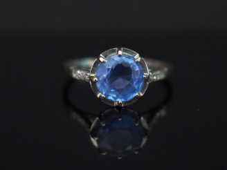 Vente aux enchères Bague en platine, sertie en son centre d’un saphir épaulé sur la montu