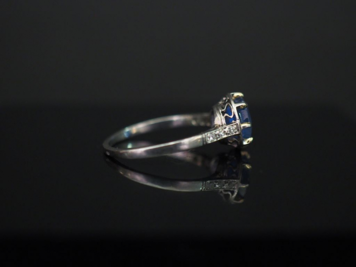 Bague en platine, sertie en son centre d’un saphir épaulé sur la montu