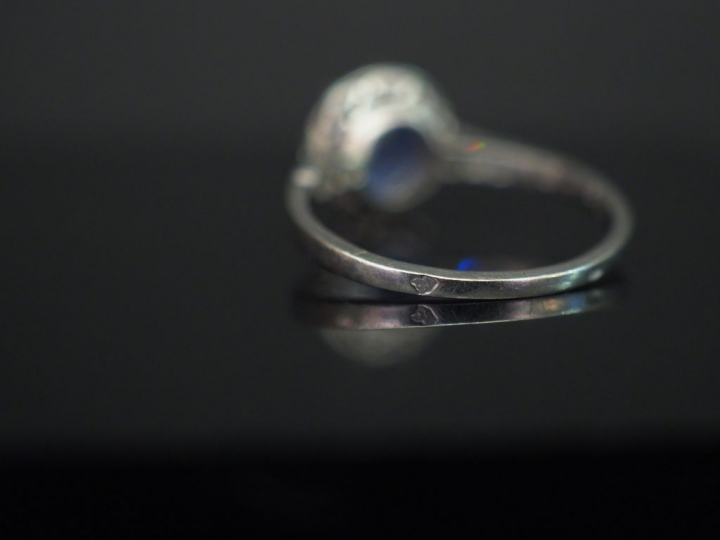 Bague en platine, sertie en son centre d’un saphir épaulé sur la montu