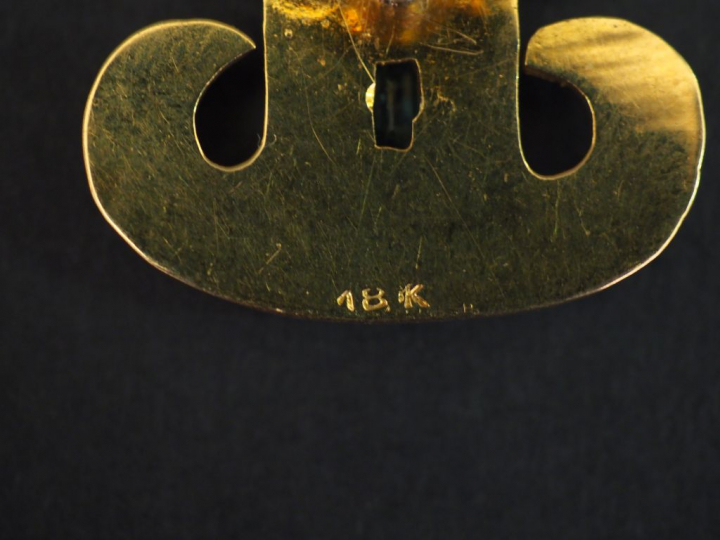 Broche/pendentif en or jaune et pierres de couleur en forme de divinit