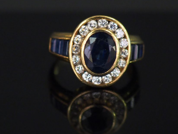 Bague marguerite en or jaune, sertie en son centre d’un saphir entouré