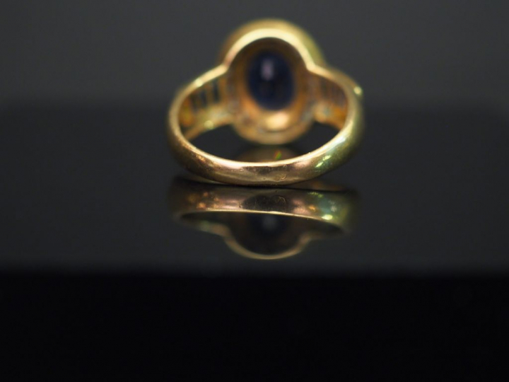 Bague marguerite en or jaune, sertie en son centre d’un saphir entouré