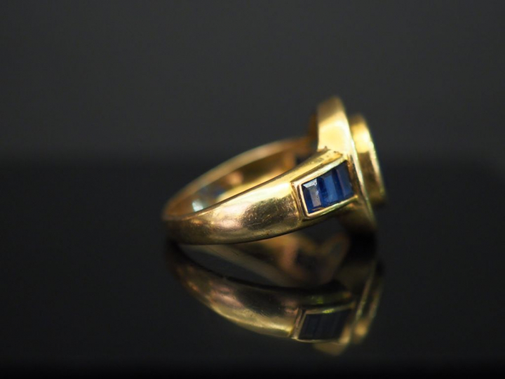 Bague marguerite en or jaune, sertie en son centre d’un saphir entouré