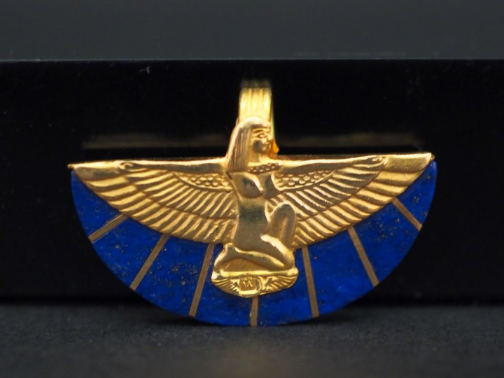 Pendentif de style égyptien en or jaune et lapis lazuli, à décor de dé